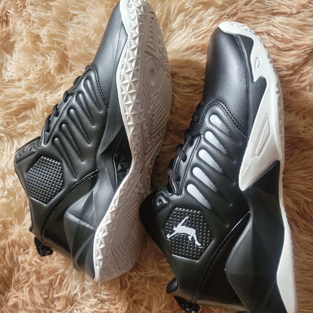 Dynamic Black and White Men's Athletic Shoes - Picture 5 of 7